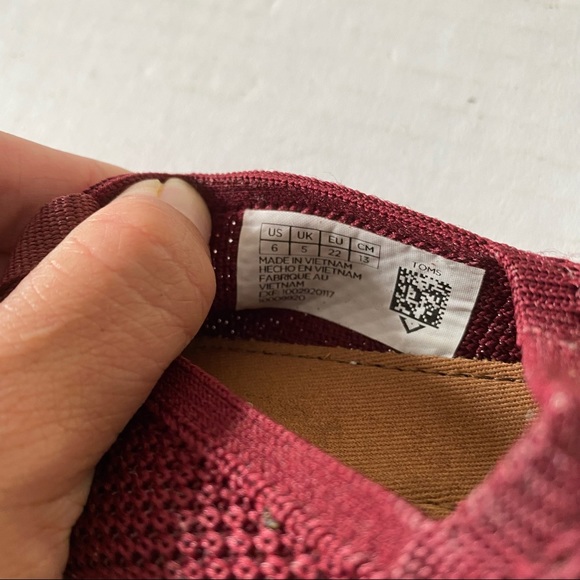 TOMS Toddler Kids Size 6 Maroon Red Slip On Sneaker - Picture 2 of 7